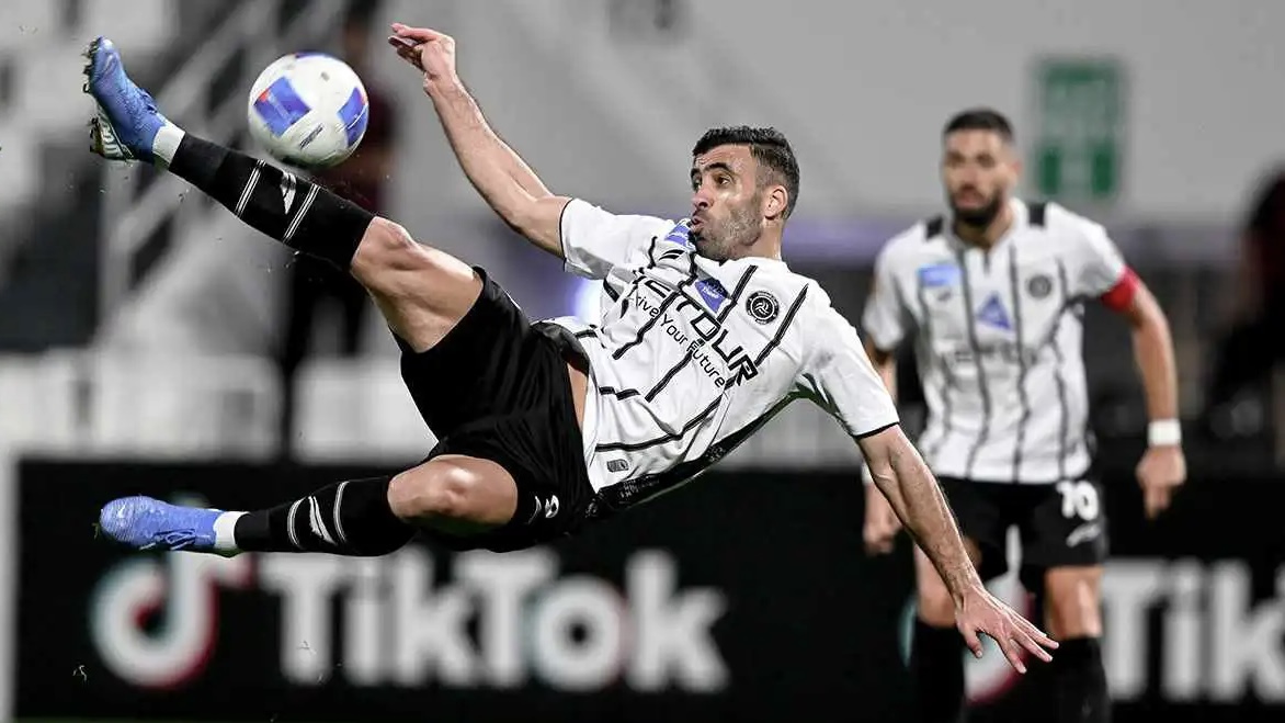 سداسية مذهلة لحمد الله.. الشباب في نصف النهائي الخليجي