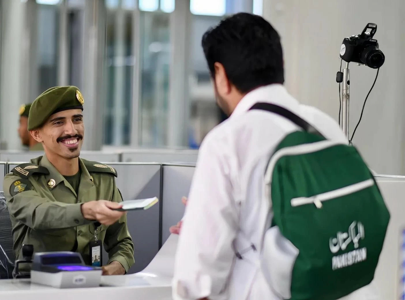 جوازات مطار الأمير محمد بن عبدالعزيز تستقبل أولى رحلات ضيوف الرحمن من باكستان
