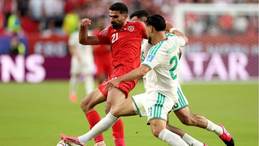لقطة ذكية.. لماذا طلب مدرب الجزائر تأخير استراحة شرب المياه أمام الأردن؟