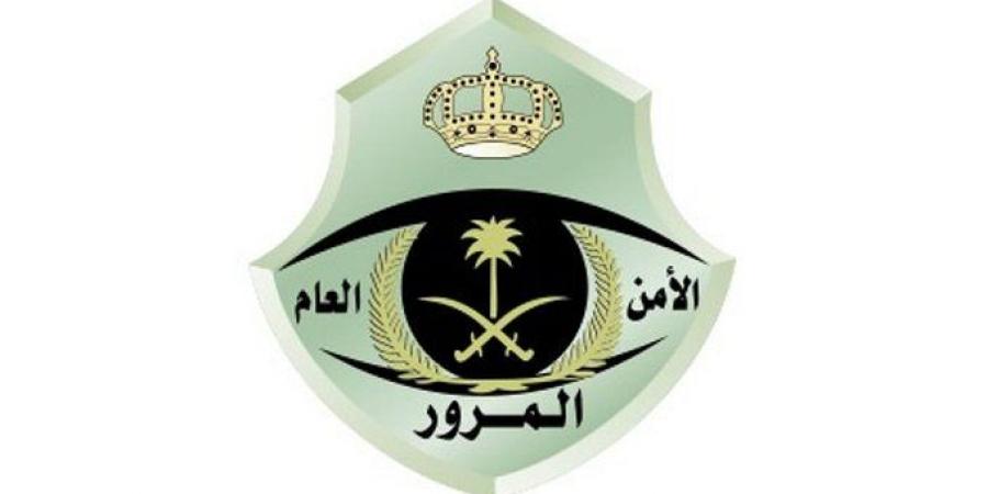 مرور جدة يباشر حادث اصطدام مركبة بعمود إنارة وإصابة قائدها
