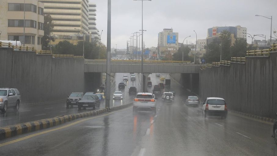 أجواء باردة مع أمطار متفرقة الجمعة وانحسار المنخفض مساء