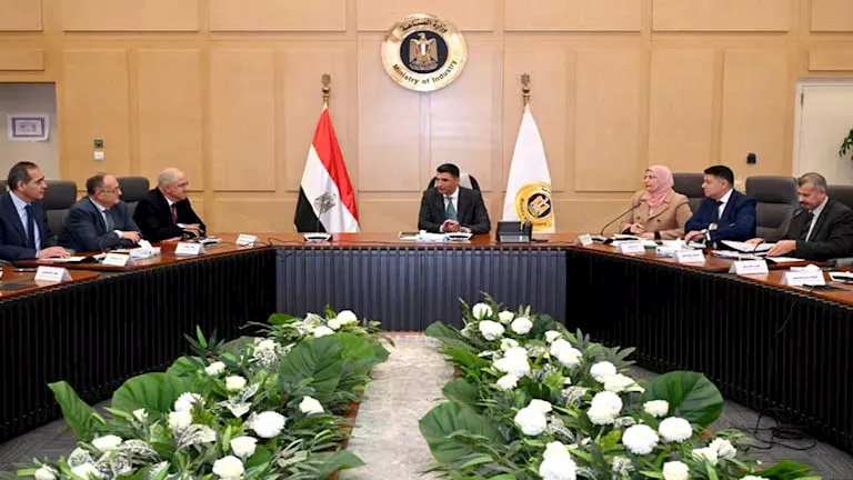 وزير الصناعة يجتمع مع اتحاد الصناعات لبحث التحديات وسبل حلها