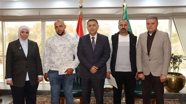 محافظ القليوبية يُكرم سائقي لوادر لدورهما في إخماد حريق مصانع القناطر الخيرية