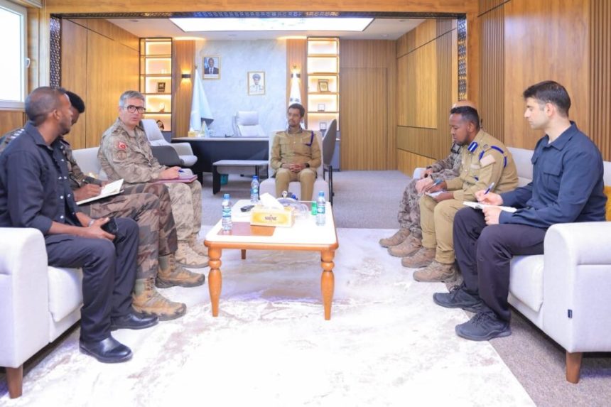 قائد الشرطة الصومالية يلتقي وفدا عسكريا تركيا