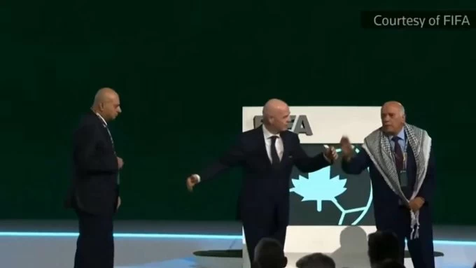 رئيس الاتحاد الفلسطيني يحرج إنفانتينو ويرفض مصافحة ممثل إسرائيل
