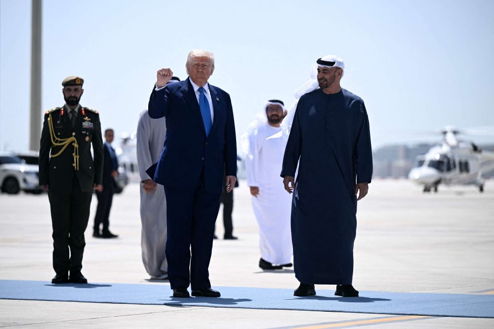 ترامب يعتبرها “مساعدة” وأبوظبي ترفض وصفها بـ”انقاذ مالي”.. ماذا تعني مبادلة العملات “قيد الدراسة” بين الإمارات وأمريكا؟