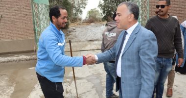 رئيس مياه الفيوم يكافئ عمال محطة كوم أوشيم تقديراً لجهودهم