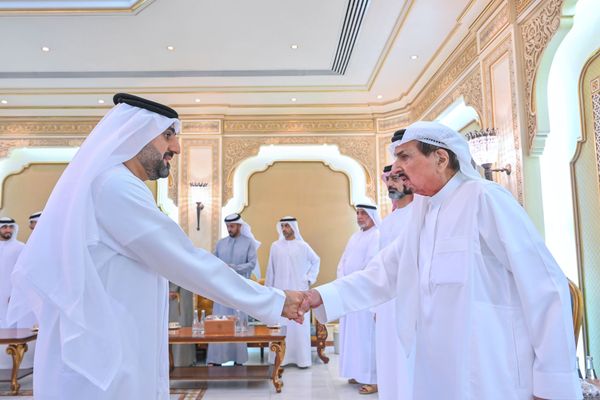 حاكم عجمان وولي عهده يتقبلان تهاني كبار المسؤولين وجموع المهنئين بالشهر الفضيل