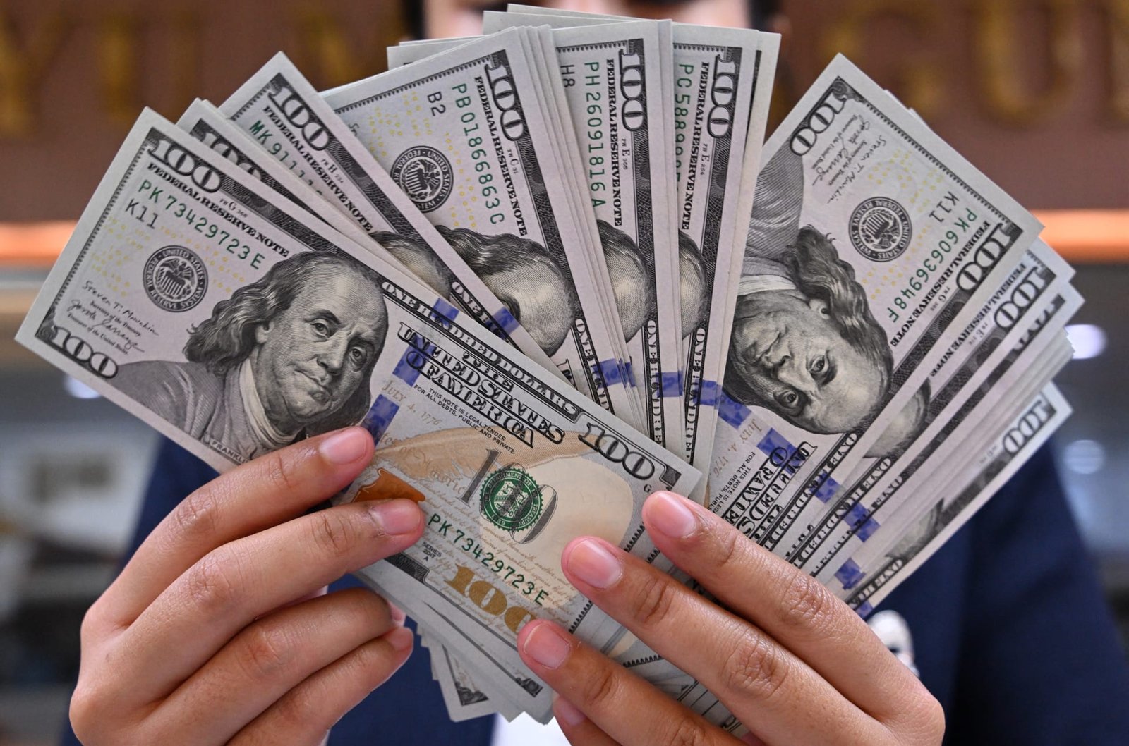 الدولار ينخفض من أعلى مستوياته في ستة أسابيع