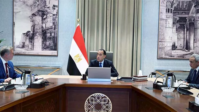 اكتشافات ومشروعات كبرى.. مدبولي يلتقي وزير البترول