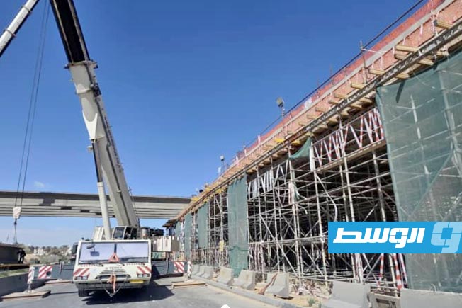 «الإسكان»: تركيب الكمر الطولي لجسر في سوق الجمعة ضمن مشروع «الدائري الثالث»
