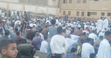 فرحة العيد تملأ ساحات المنيا.. الأهالي يصطحبون الأطفال لصلاة «الأضحى» (فيديو)