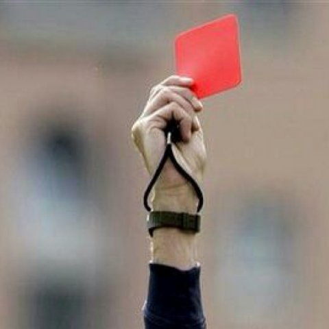 اختفت البطاقة الصفراء في لمح البصر.. لاعب يفاجئ الحكم بـ"حركة سحريه" بعد إنذاره