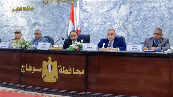 محافظ سوهاج يناقش تطوير البنية التحتية والمرافق وتلبية احتياجات المواطنين