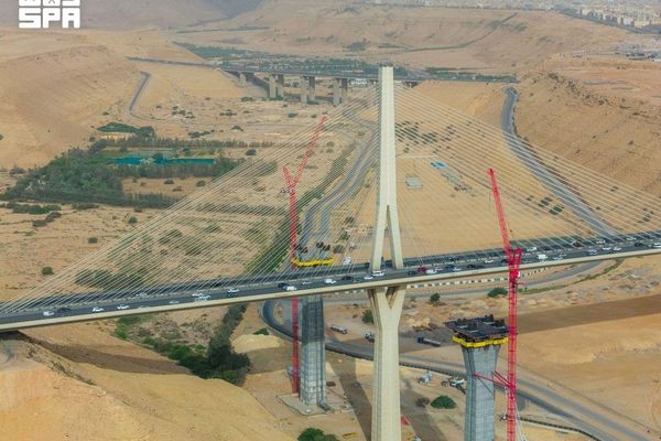 إنجاز 28% من مشروع الجسرين الموازيين لجسر وادي لبن في الرياض