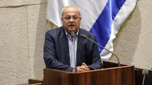 النائب أحمد الطيبي ينتقد هجوم رئيس الوزراء الإسرائيلي السابق، نفتالي بينيت على أهالي النقب