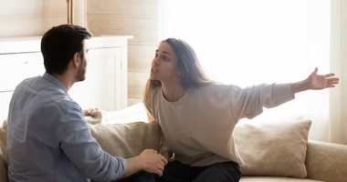 «زميلة العمل» فى قفص الاتهام.. عندما يسرق «المكتب» دفء البيوت وينتهى بها فى محكمة الأسرة.. قصص زوجات هجرن بيوتهن بسبب «شريكة عمل» أصبحت ضرة.. أسرار تحول اجتماعات العمل إلى معارك زوجية انتهت بكلمة «خلع