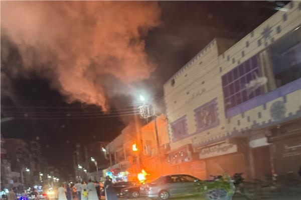 حريق هائل يلتهم مطعم شهير في نجع حمادي.. والحماية المدنية تسيطر| صور وفيديو