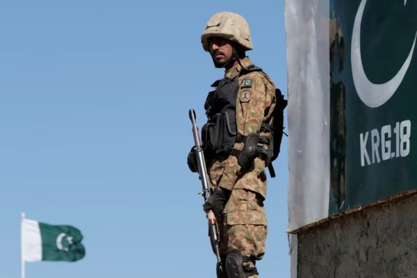الجيش الباكستاني يقضي على 22 مسلحًا من العناصر الإرهابية