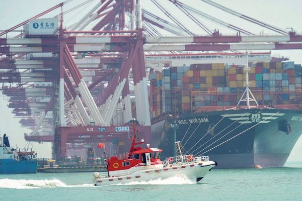 الصين تجري تقييمًا لتأثير الرسوم الجمركية الأمريكية