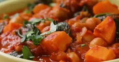 طريقة عمل يخنة البطاطس والحمص بخطوات بسيطة