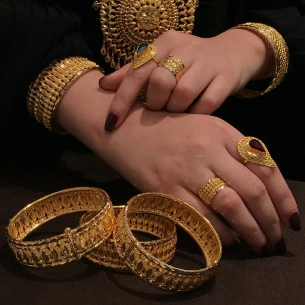 هل أصبح الذهب عبئًا على الأناقة … وهل تنقذ الإكسسوارات البديلة ذوق المستهلك