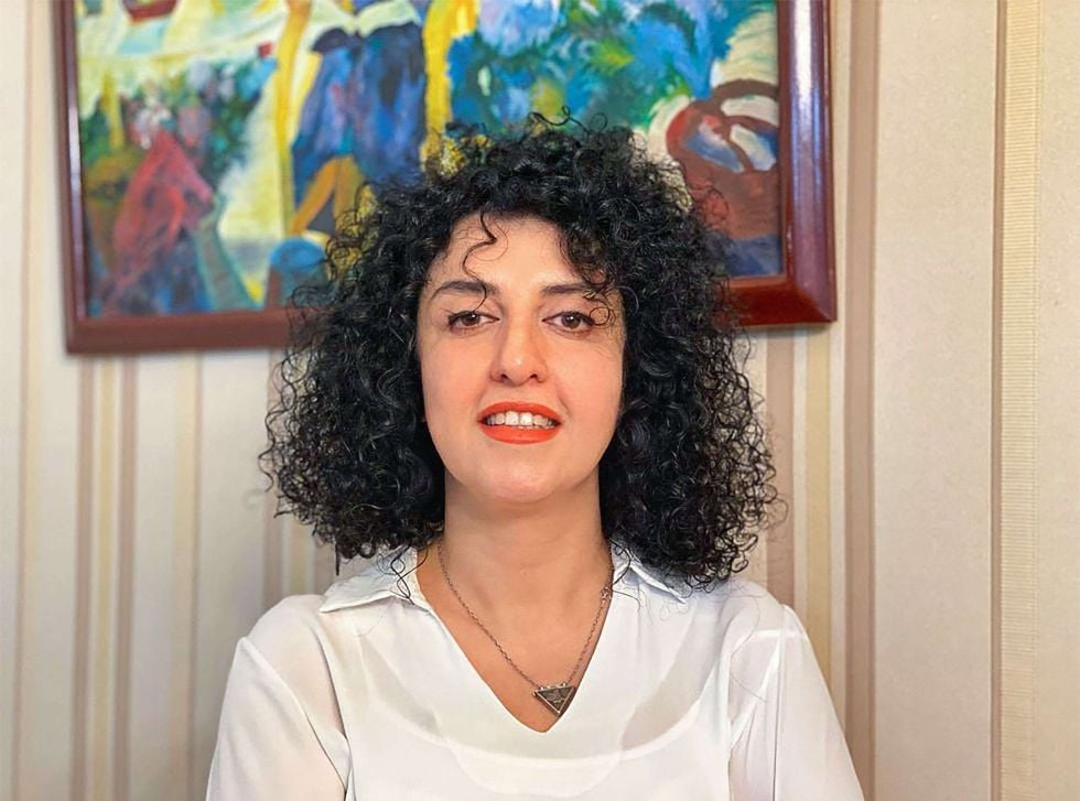 نقل نرجس محمدي الحائزة على جائزة نوبل والمسجونة في إيران إلى المستشفى بعد تدهور حالتها الصحية