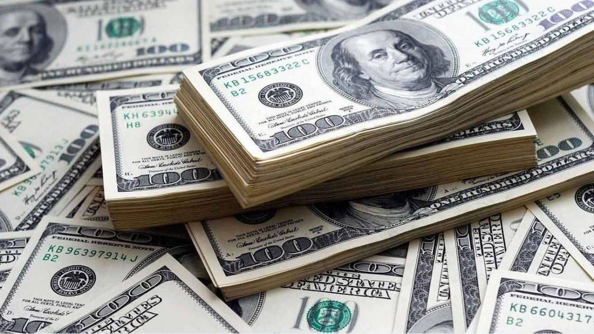 الدولار يتربع على عرش العملات وسط تقلبات السوق وحرب إيران