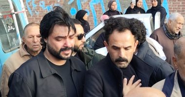 انهيار السيناريست محمود حمدان خلال تشييع جنازة والده بالبحيرة