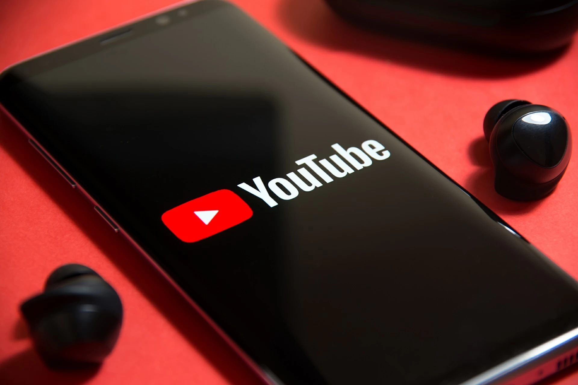معركة هوية رقمية.. «يوتيوب» تتحرك لكشف انتحال الشخصيات