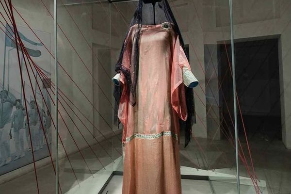 دبي للثقافة تعرض ثوباً من تصميم اليازية بنت نهيان في متحف الشندغة