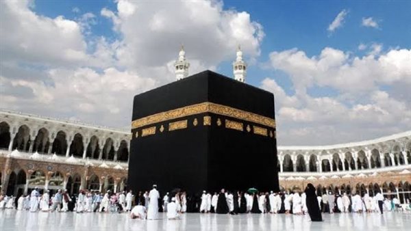 مشهد نادر، ظهور أعداد قليلة للمصلين بصحن الكعبة يثير الجدل، والنشطاء يكشفون السر (فيديو)