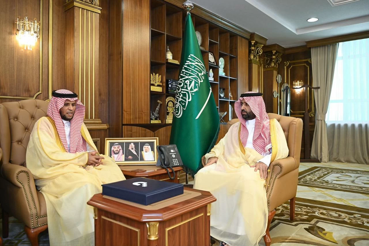 أمير جازان يتسلّم التقرير السنوي لفرع بنك التنمية بالمنطقة