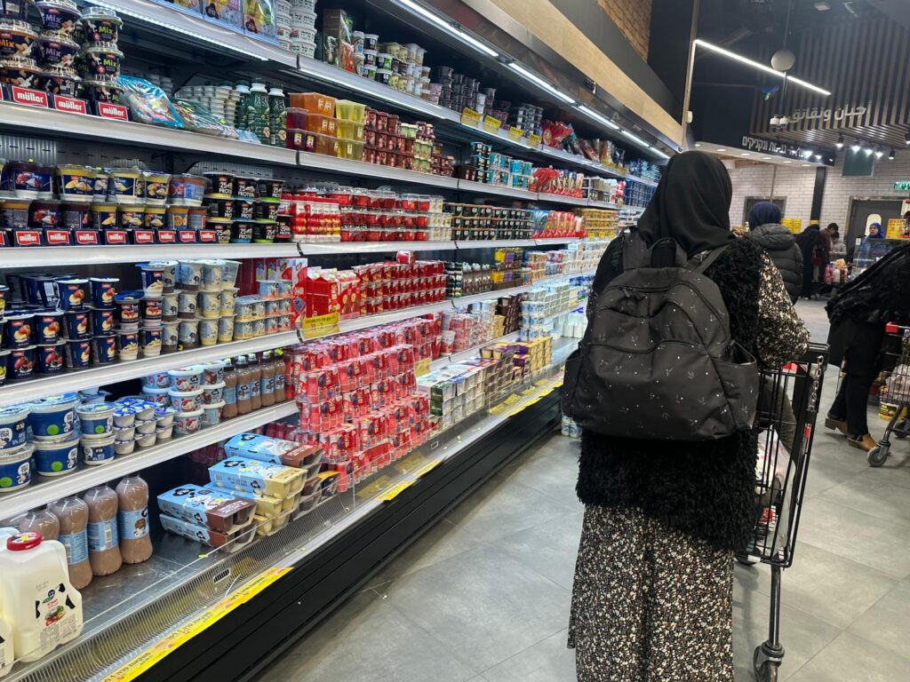 ارتفاع الشيكل لا ينعكس على الأسعار في إسرائيل
