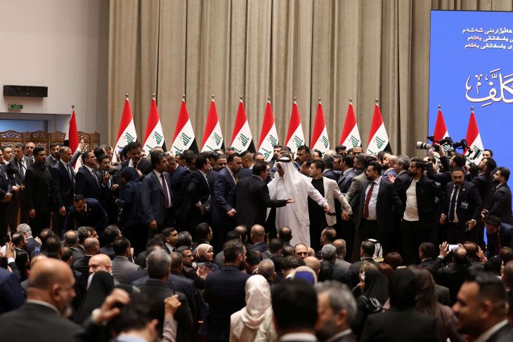 المستبعدون من حكومة الزيدي ينتفضون: تحالف يضم 140 نائباً عراقياً للإطاحة بالحلبوسي