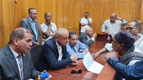 محافظ الأقصر يعقد لقاءً مع أهالي إسنا لبحث مطالبهم الخدمية