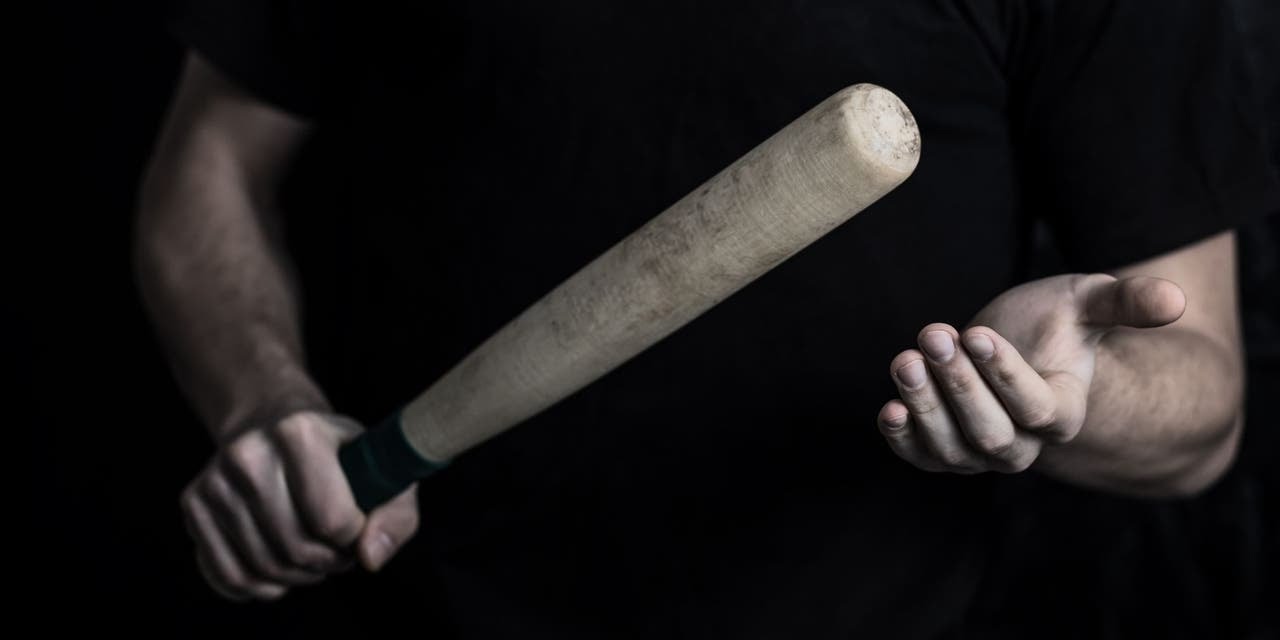 بسبب شائعات عن امرأة.. سوريون يستدرجون شاباً إلى كمين بمضارب بيسبول وقضبان حديدية في فيينا
