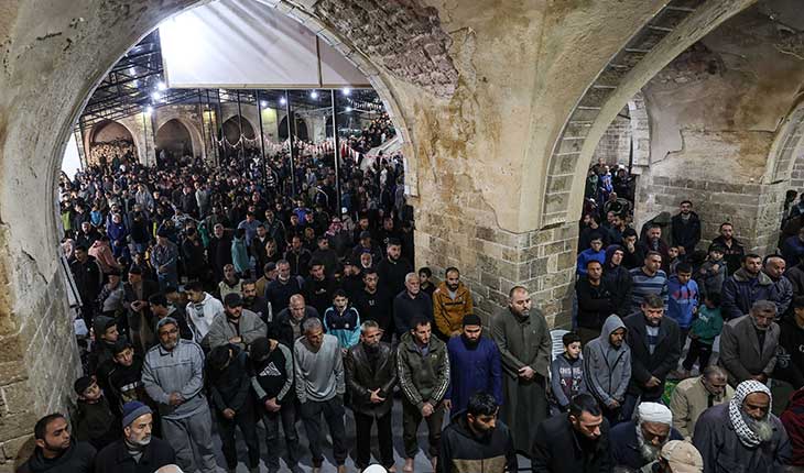 80 ألف مصل يؤدون صلاة أول جمعة من رمضان والاحتلال يمنع وصول الآلاف من الضفّة إلى المسجد الأقصى