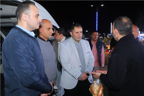 محافظ دمياط يتابع حالة النظافة بكفر البطيخ ويقود حملة لرفع الإشغالات بفارسكور