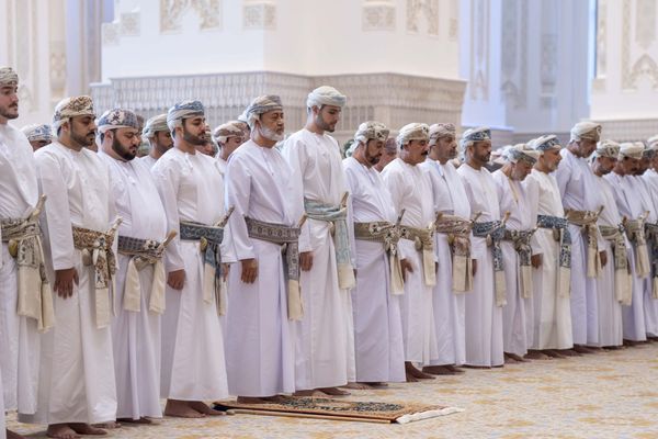 جلالةُ السُّلطان يؤدّي صلاة عيد الأضحى المبارك بولاية صُحار
