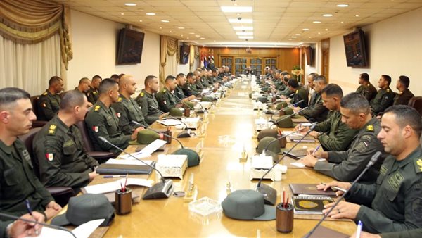 وزير الدفاع يلتقى عددا من القادة في الجيشين الثاني والثالث الميدانيين (صور)