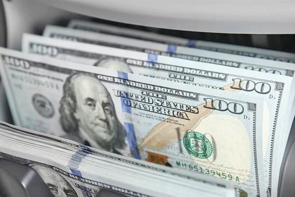 الدولار يهبط مع ترقب اجتماعات بنوك مركزية
