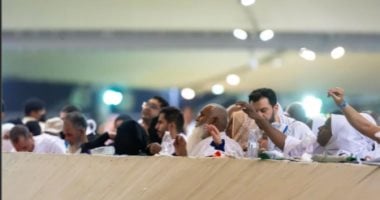 الحجاج يتحدون التعب في رحلة يوم النحر.. جسر الجمرات يشهد طوفان البشر