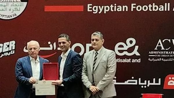 اتحاد الكرة يكرّم محمود وفا ويمنحه الشارة الدولية وسط إشادة واسعة
