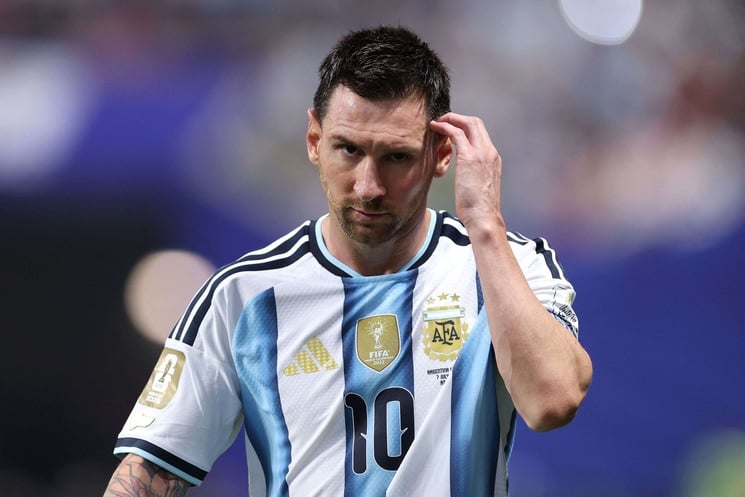 تشاكا يجيب على السؤال ..كيف يمكن لمنتخب سويسرا إيقاف ليونيل ميسي؟