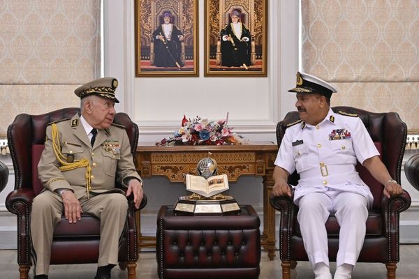 آمر كلية الدفاع الوطني يستقبل مسؤولًا جزائريًا