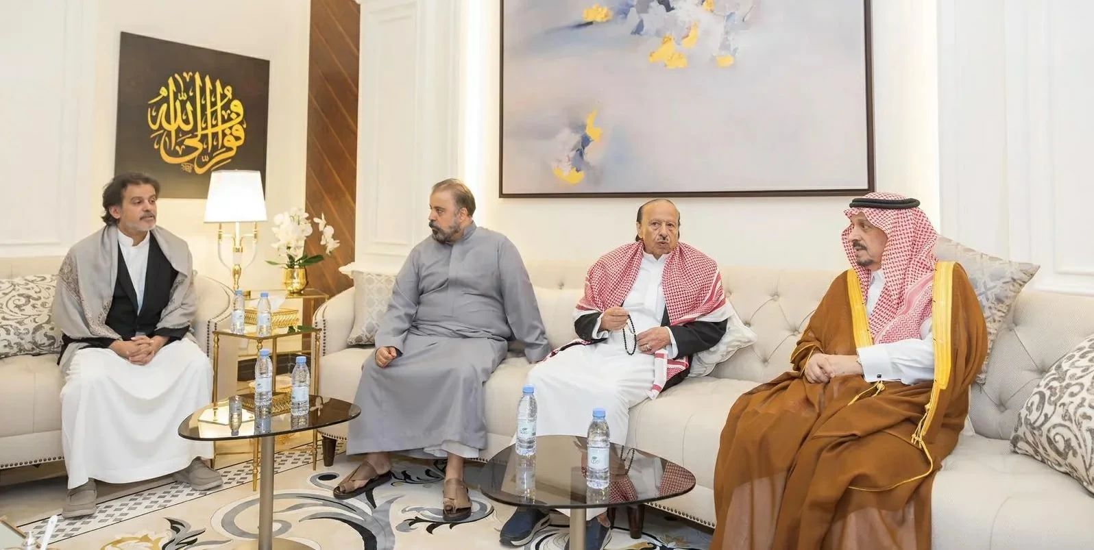 أمير الرياض ونائبه ينقلان تعازي القيادة إلى ذوي الرئيس اليمني السابق