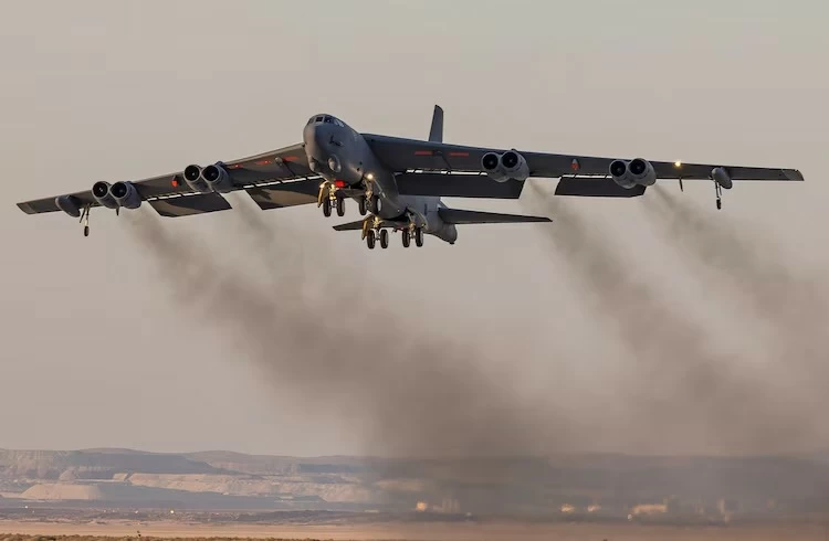 مقتل ثمانية أشخاص في تحطم قاذفة أمريكية من طراز B-52 بعد إقلاعها بلحظات