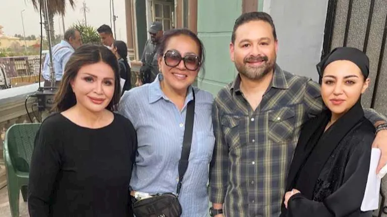إلهام شاهين تحتفل بانتهاء تصوير فيلم الحافي: "استمتعت بالعمل مع الجميع