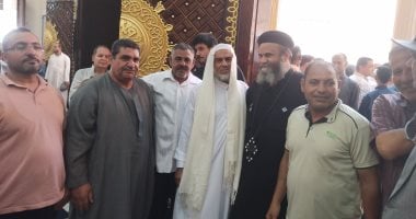 فيها حاجة حلوة.. قمص يشارك أهالي قرية ميت كنانة فرحة افتتاح مسجد (فيديو)